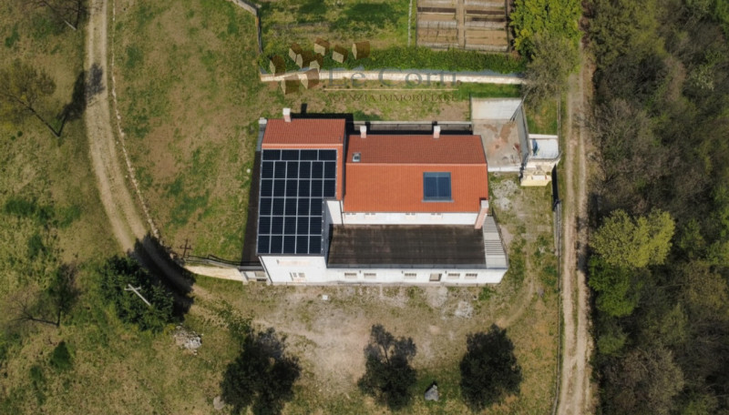 Villa singola di nuova costruzione, situata in una bellissima zona collinare di Grancona, con vis...