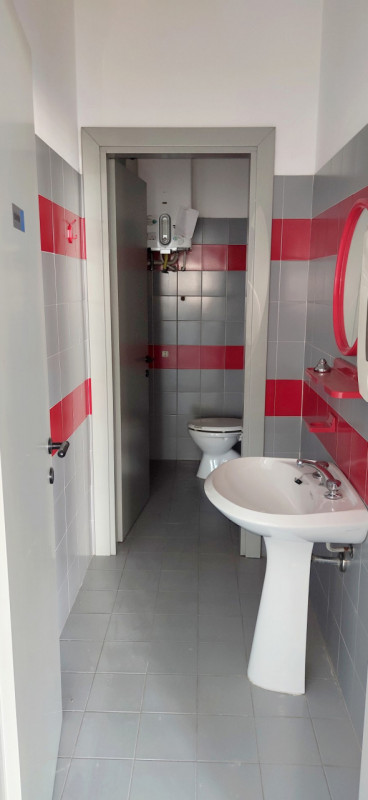 In complesso fronte strada provinciale 500, adiacente al casello autostradale Montecchio Maggiore...