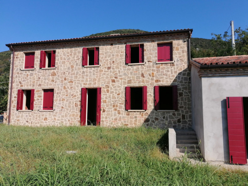 Proponiamo in vendita a Valnogaredo Rustico al grezzo immerso nei COLLI EUGANEI di 300 mq, costru...