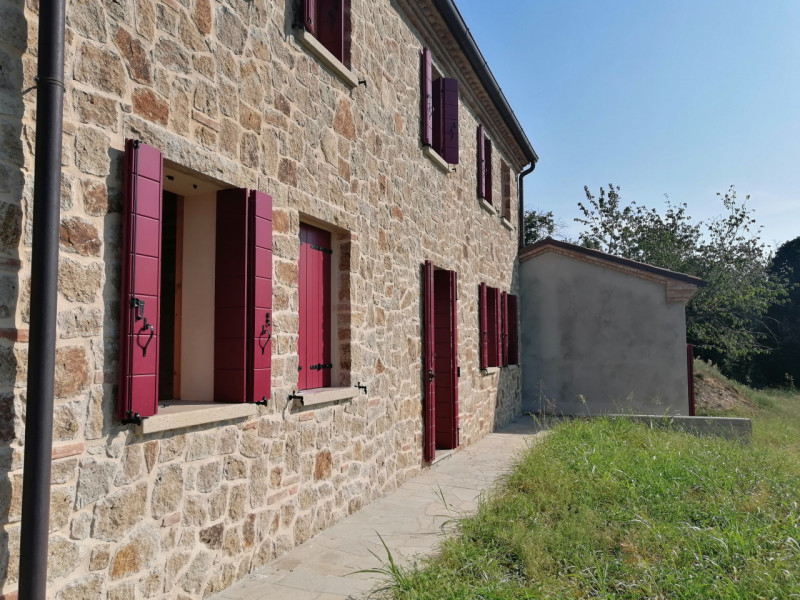 Proponiamo in vendita a Valnogaredo Rustico al grezzo immerso nei COLLI EUGANEI di 300 mq, costru...