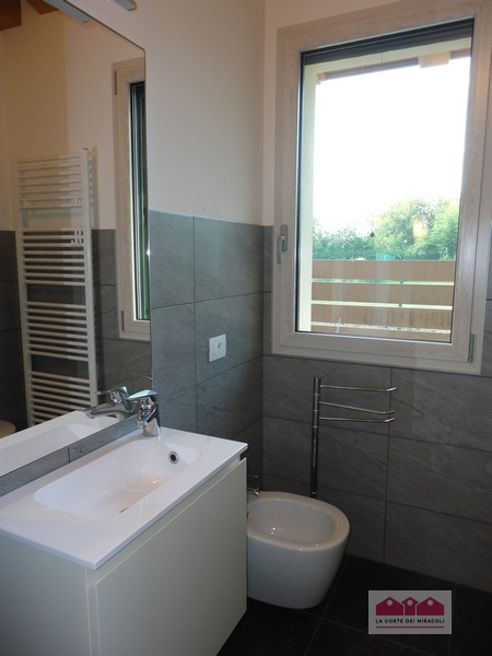 VICENZA LOBIA: DELIZIOSA SCHIERA DI TESTA CON LAVANDERIA E POSTI AUTO COPERTI, IN OTTIMO CONTESTO...