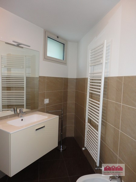 VICENZA LOBIA: DELIZIOSA SCHIERA DI TESTA CON LAVANDERIA E POSTI AUTO COPERTI, IN OTTIMO CONTESTO...