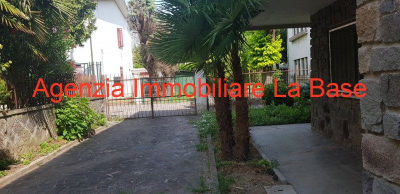 Appartamento al piano primo in un complesso di solo due appartamenti. L'unità immobiliare è compo...