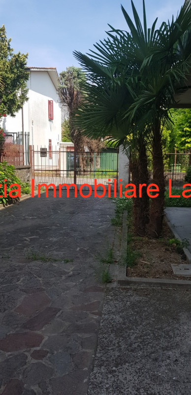 Appartamento al piano primo in un complesso di solo due appartamenti. L'unità immobiliare è compo...