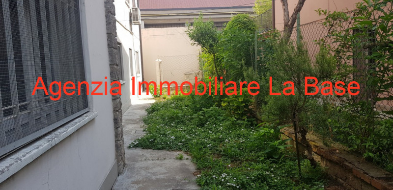 Appartamento al piano primo in un complesso di solo due appartamenti. L'unità immobiliare è compo...