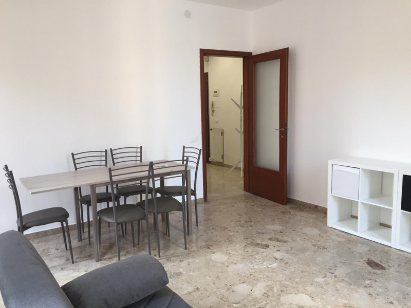 Al primo piano, in ottimo contesto abitativo, vicinissimo alle facoltà, appartamento per studenti...