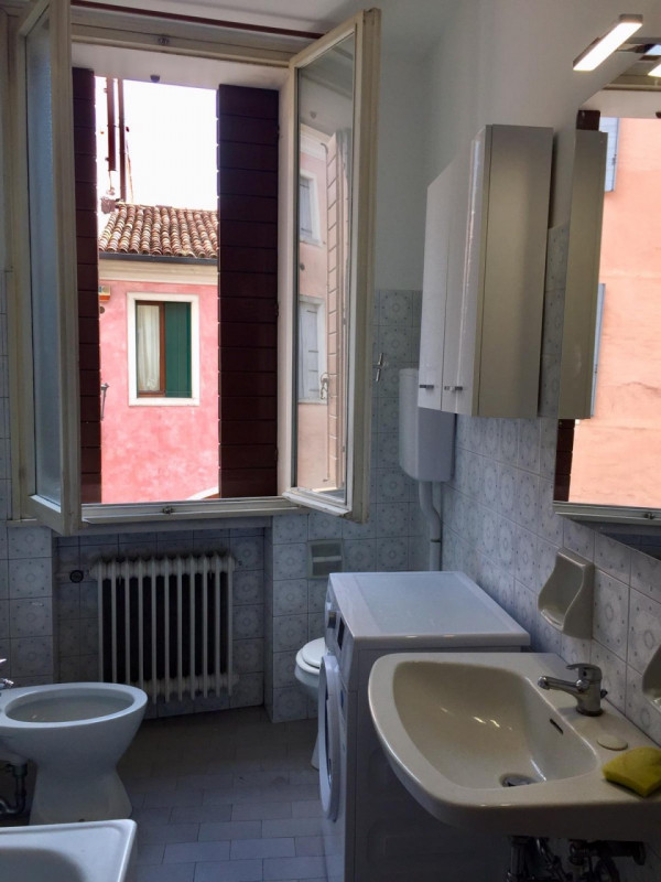 Al primo piano, in ottimo contesto abitativo, vicinissimo alle facoltà, appartamento per studenti...