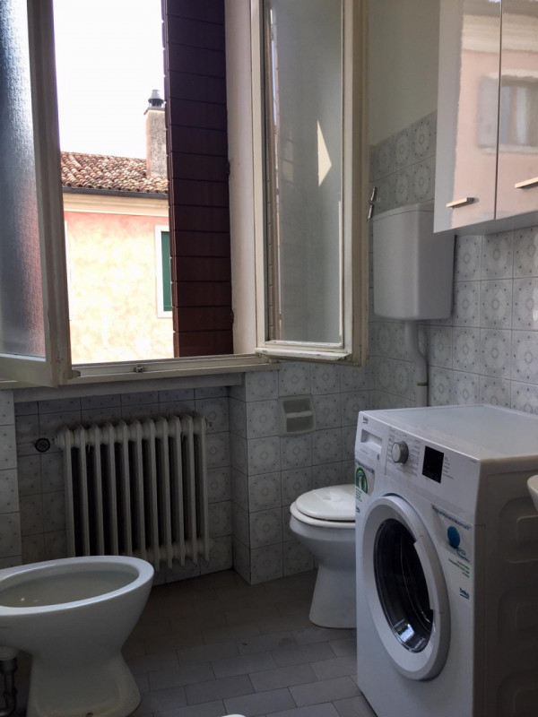 Al primo piano, in ottimo contesto abitativo, vicinissimo alle facoltà, appartamento per studenti...