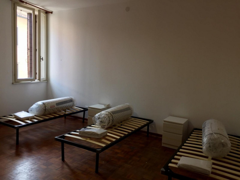 Al primo piano, in ottimo contesto abitativo, vicinissimo alle facoltà, appartamento per studenti...