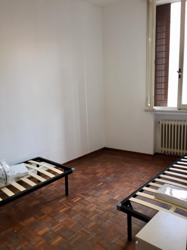 Al primo piano, in ottimo contesto abitativo, vicinissimo alle facoltà, appartamento per studenti...