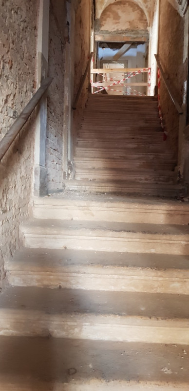 In vendita un prestigioso palazzo del 1700, situato nella zona centralissima di Este, precisament...