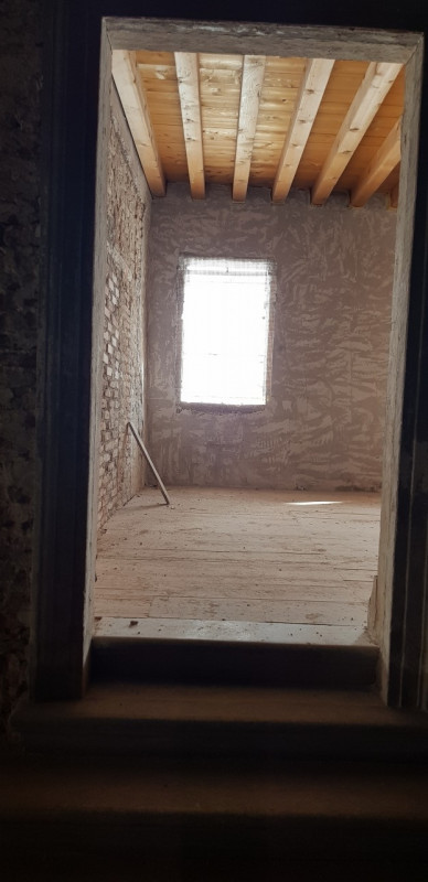 In vendita un prestigioso palazzo del 1700, situato nella zona centralissima di Este, precisament...