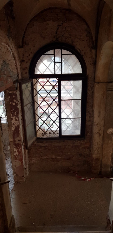 In vendita un prestigioso palazzo del 1700, situato nella zona centralissima di Este, precisament...