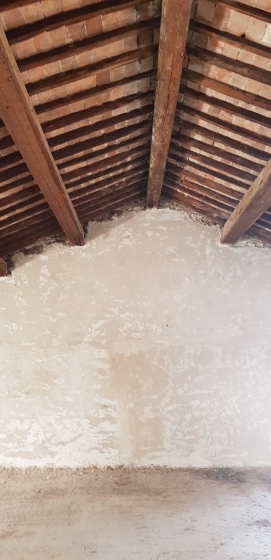 In vendita un prestigioso palazzo del 1700, situato nella zona centralissima di Este, precisament...