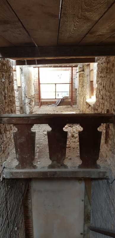 In vendita un prestigioso palazzo del 1700, situato nella zona centralissima di Este, precisament...