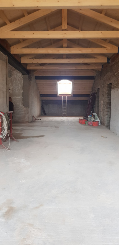 In vendita un prestigioso palazzo del 1700, situato nella zona centralissima di Este, precisament...