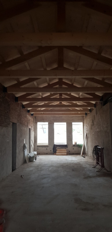 In vendita un prestigioso palazzo del 1700, situato nella zona centralissima di Este, precisament...