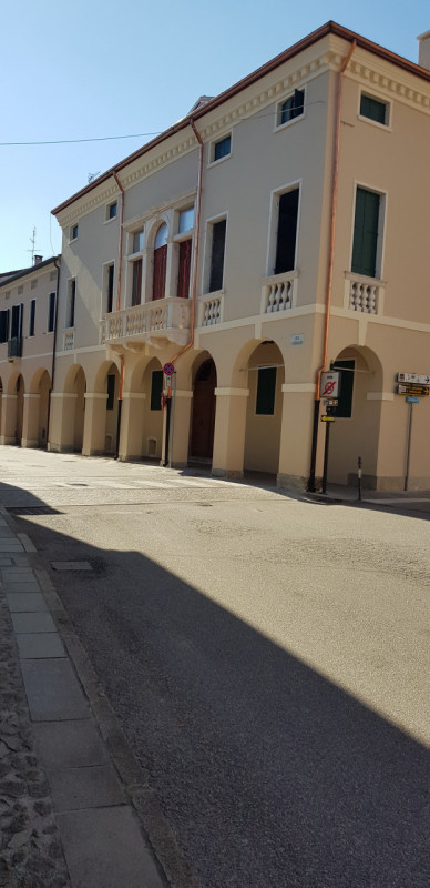 In vendita un prestigioso palazzo del 1700, situato nella zona centralissima di Este, precisament...