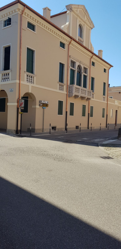 In vendita un prestigioso palazzo del 1700, situato nella zona centralissima di Este, precisament...
