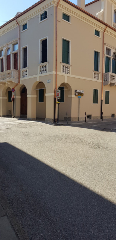 In vendita un prestigioso palazzo del 1700, situato nella zona centralissima di Este, precisament...