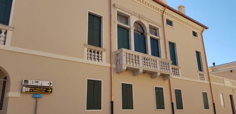 In vendita un prestigioso palazzo del 1700, situato nella zona centralissima di Este, precisament...