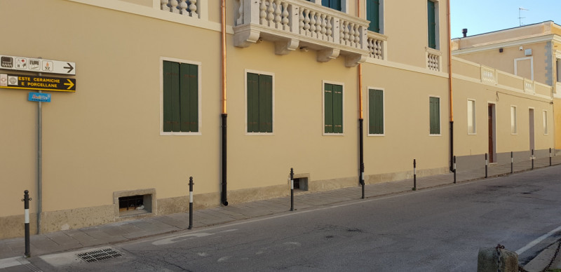 In vendita un prestigioso palazzo del 1700, situato nella zona centralissima di Este, precisament...