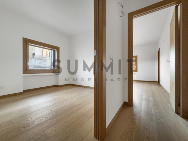 SCHIO - CENTRO: elegante ATTICO con travatura a vista, composto da ampia zona living, tre camere,...