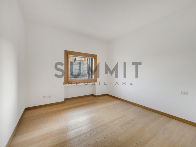 SCHIO - CENTRO: elegante ATTICO con travatura a vista, composto da ampia zona living, tre camere,...