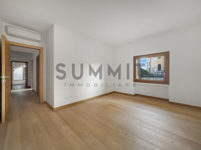 SCHIO - CENTRO: elegante ATTICO con travatura a vista, composto da ampia zona living, tre camere,...