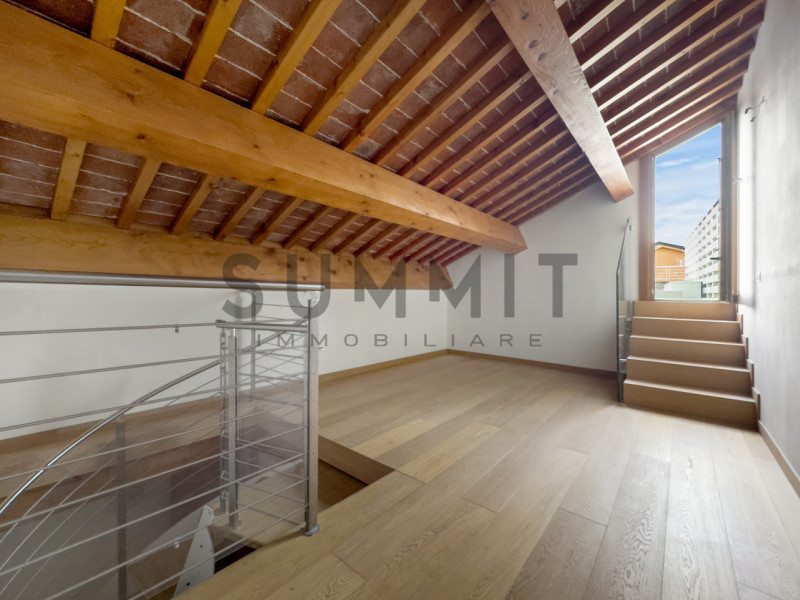 SCHIO - CENTRO: elegante ATTICO con travatura a vista, composto da ampia zona living, tre camere,...