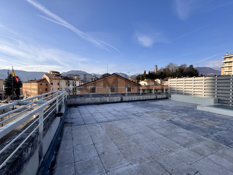 SCHIO - CENTRO: elegante ATTICO con travatura a vista, composto da ampia zona living, tre camere,...