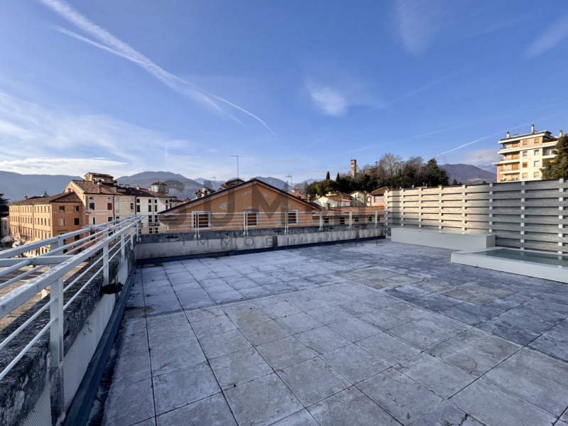 SCHIO - CENTRO: elegante ATTICO con travatura a vista, composto da ampia zona living, tre camere,...
