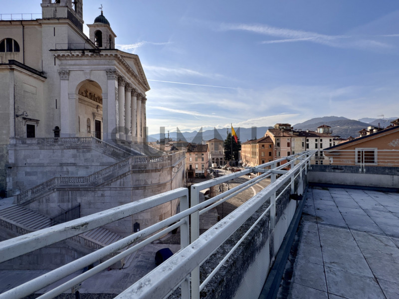 SCHIO - CENTRO: elegante ATTICO con travatura a vista, composto da ampia zona living, tre camere,...