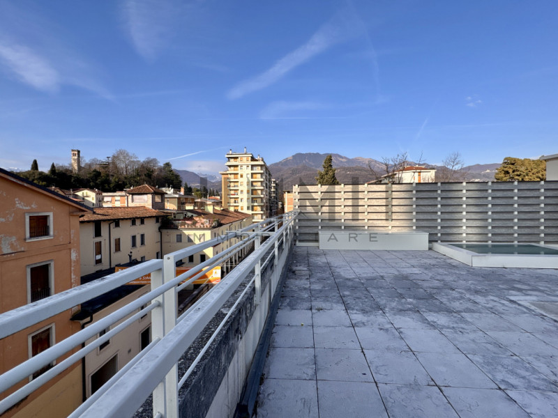 SCHIO - CENTRO: elegante ATTICO con travatura a vista, composto da ampia zona living, tre camere,...