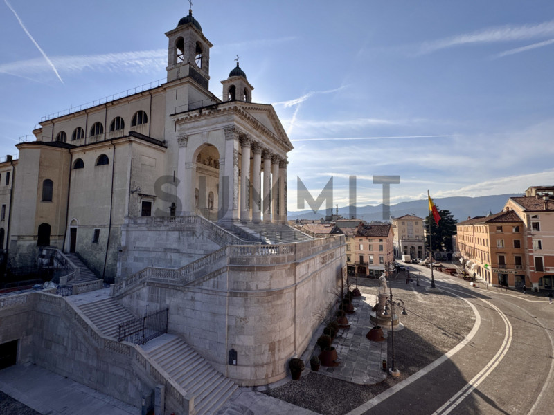 SCHIO - CENTRO: elegante ATTICO con travatura a vista, composto da ampia zona living, tre camere,...