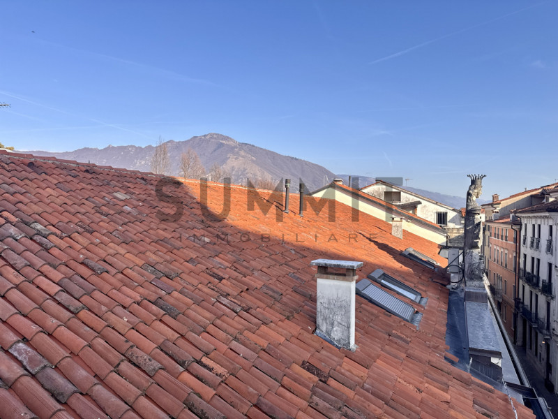 SCHIO - CENTRO: elegante ATTICO con travatura a vista, composto da ampia zona living, tre camere,...