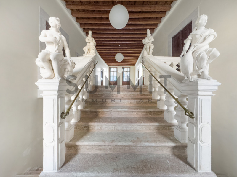 SCHIO - CENTRO: elegante ATTICO con travatura a vista, composto da ampia zona living, tre camere,...