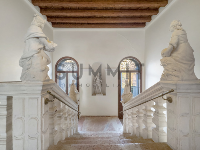 SCHIO - CENTRO: elegante ATTICO con travatura a vista, composto da ampia zona living, tre camere,...