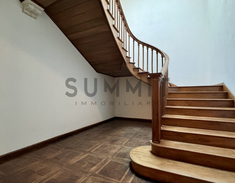 SCHIO - CENTRO: elegante ATTICO con travatura a vista, composto da ampia zona living, tre camere,...