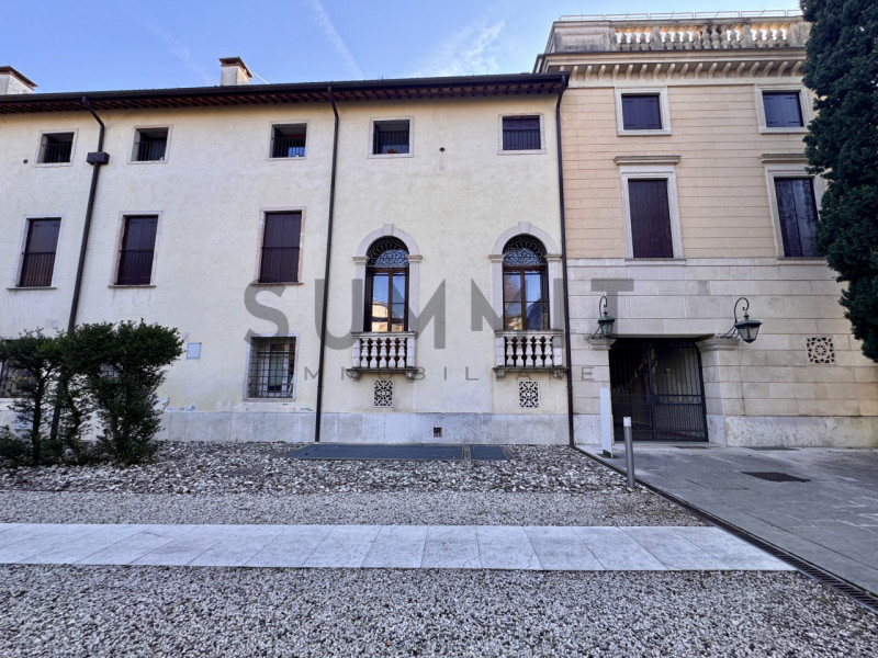 SCHIO - CENTRO: elegante ATTICO con travatura a vista, composto da ampia zona living, tre camere,...