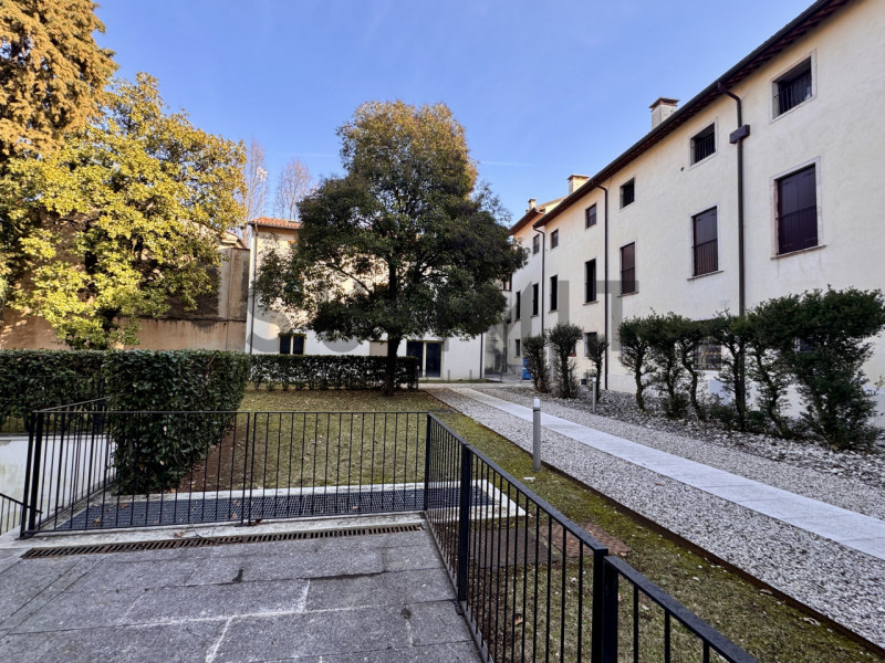 SCHIO - CENTRO: elegante ATTICO con travatura a vista, composto da ampia zona living, tre camere,...