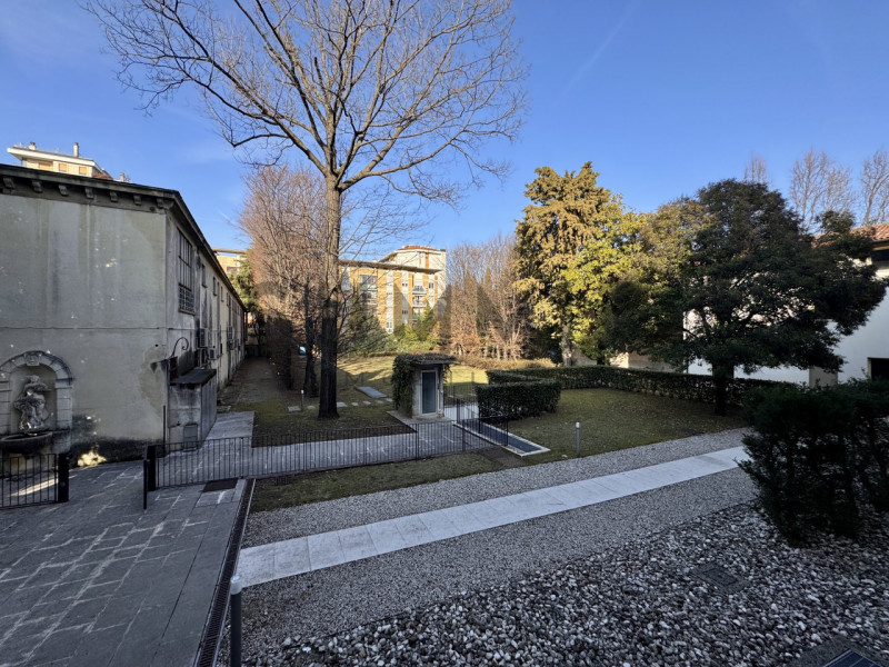 SCHIO - CENTRO: elegante ATTICO con travatura a vista, composto da ampia zona living, tre camere,...