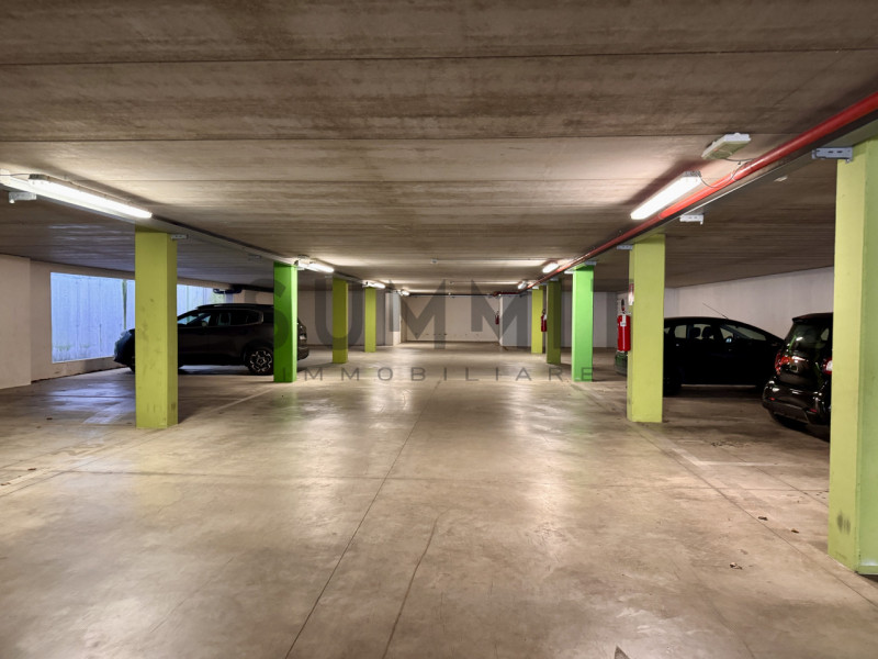 SCHIO - CENTRO: elegante ATTICO con travatura a vista, composto da ampia zona living, tre camere,...