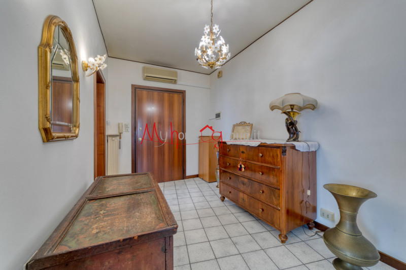 PADOVA ZONA SAN GIUSEPPE - In piccolo condominio ben abitato, appartamento ultimo piano senza asc...