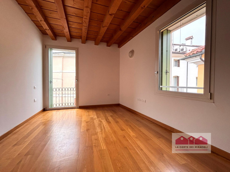 SANTA CHIARA: NEL CUORE DEL CENTRO STORICO, MA NON ZTL, IN OTTIMA PALAZZINA COMPLETAMENTE E FINEM...