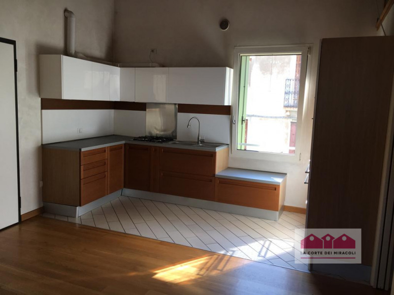 SANTA CHIARA: NEL CUORE DEL CENTRO STORICO, MA NON ZTL, IN OTTIMA PALAZZINA COMPLETAMENTE E FINEM...