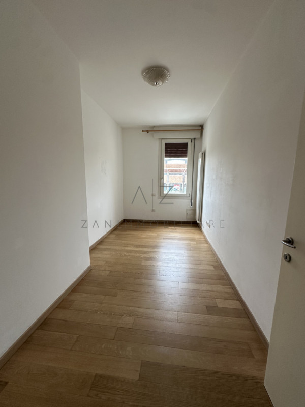 Proponiamo un elegante appartamento trilocale in vendita, situato nel centro di Castelfranco Vene...