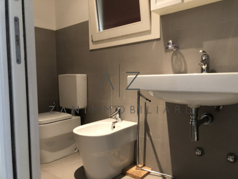 Proponiamo un elegante appartamento trilocale in vendita, situato nel centro di Castelfranco Vene...