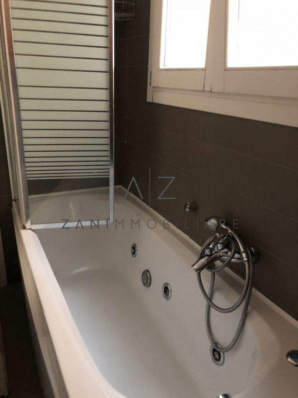 Proponiamo un elegante appartamento trilocale in vendita, situato nel centro di Castelfranco Vene...