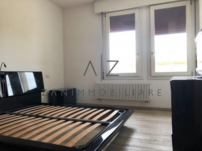 Proponiamo un elegante appartamento trilocale in vendita, situato nel centro di Castelfranco Vene...